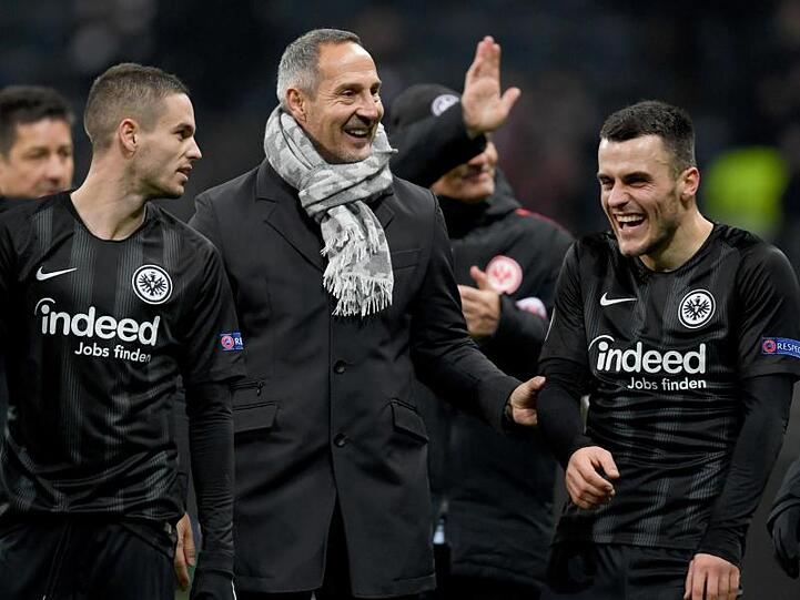 Die Frankfurter um Trainer Adi Hütter (M.) waren nach dem 4:0 happy.