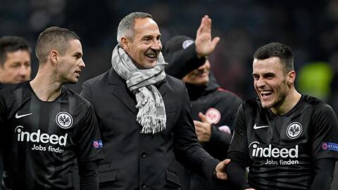 Die Frankfurter um Trainer Adi Hütter (M.) waren nach dem 4:0 happy.