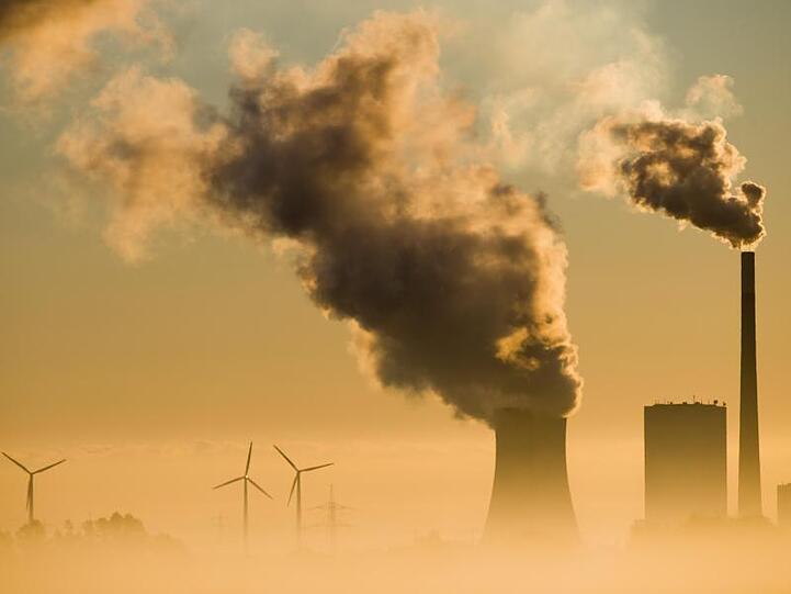 Windräder und Kohlekraftwerk: Der Klimaschutz gehört zu den großen Themen der politischen Agenda.