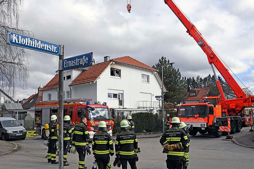 Die Feuerwehr schätzt den Sachschaden auf mindestens 100.000 Euro.