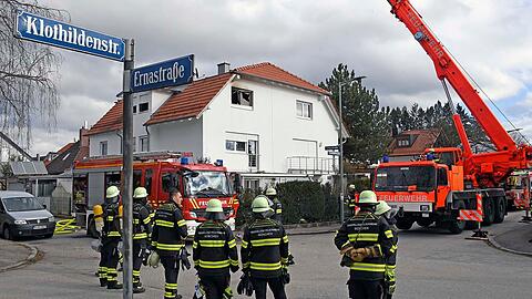 Die Feuerwehr schätzt den Sachschaden auf mindestens 100.000 Euro.