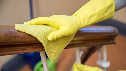 Schnell noch über das Geländer wischen: Mit gezielten Handgriffen wirkt die Wohnung im Handumdrehen ordentlich – die AZ gibt Tipps für den Blitz-Check vor dem Besuch.
