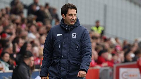 Löwen-Trainer Argirios Giannikis steht nach dem 1:5 in Cottbus unter Druck. Für das Spiel in Sandhausen plant er eine folgenreiche Umstellung in der Startelf.