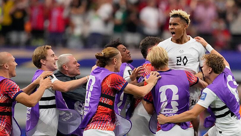 Der Norweger Antonio Nusa (oben) feiert sein Tor zum 0:1 mit seinen Mannschaftskollegen.
