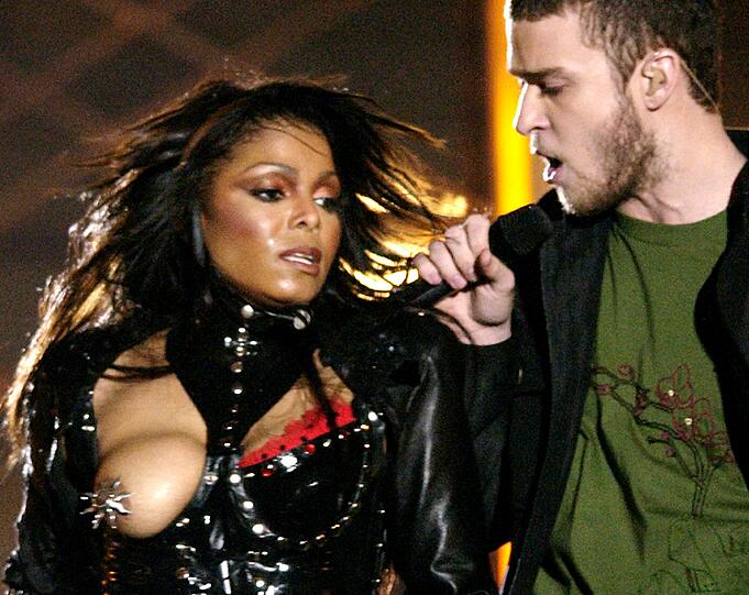 ...Janet Jackson bei einem gemeinsamen Duett beim 38. Super Bowl in Houston plötzlich das Oberteil aufriss. Zum Glück hatte sie just zu dem Zeitpunkt ein großflächiges Brustwarzenpiercing platziert hatte. Was für ein Zufall! Dieser Vorfall ging als "Nipplegate" in die Geschichte ein - in Anlehnung an die Watergate-Affäre des amerikanischen Präsidenten Richard Nixon.