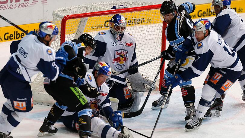 Viel los vor dem Tor von EHC-Goalie Jochen Reimer - einer der Leader im Team. Viel los vor dem Tor von EHC-Goalie Jochen Reimer - einer der Leader im Team.