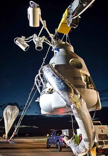 Irrer Sprung: Hier stürzt sich Extremsportler Felix Baumgartner aus 29 Kilometern Höhe in die Tiefe.