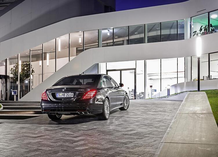 Eine geballte Ladung Luxus und Dynamik: Der neue Mercedes-Benz S 65 AMG will Maßstäbe als stärkstes Fahrzeug im Wettbewerbssegment setzen.