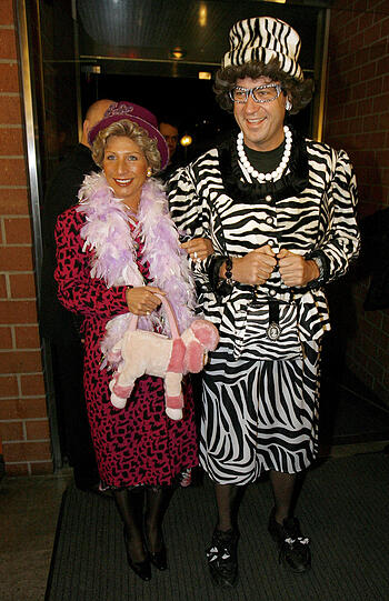 Gleich bei ihrem ersten Auftritt 1998 sorgten Markus Söder und seine Frau Karin für Aufsehen: Sie kamen als das Nürnberger Kabarett-Duo "Waltraud und Mariechen" - zwei Urgesteine der "Fastnacht in Franken".