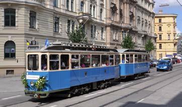 Immer wieder sind alte Tramzüge auf den Schienen zu sehen. Eltern mit einem Kinderwagen kommen ohne Hilfe nicht in diese Züge rein.