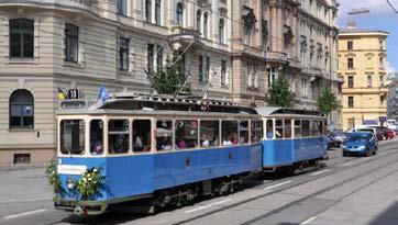 Immer wieder sind alte Tramzüge auf den Schienen zu sehen. Eltern mit einem Kinderwagen kommen ohne Hilfe nicht in diese Züge rein. Immer wieder sind alte Tramzüge auf den Schienen zu sehen. Eltern mit einem Kinderwagen kommen ohne Hilfe nicht in diese Züge rein.