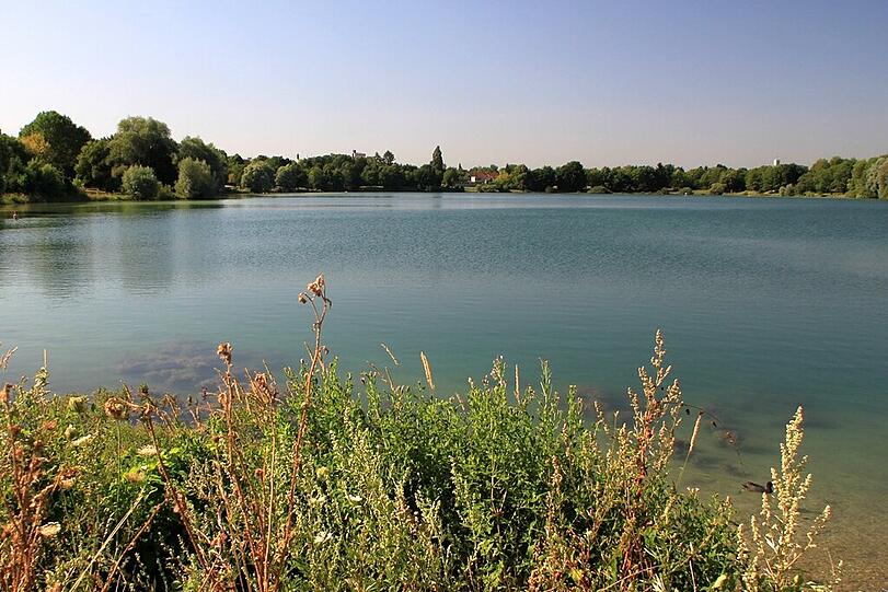 Nach Angaben der Polizei war Zeugen ein Schwimmer aufgefallen, der im Fasaneriesee trieb. (Archivbild)
