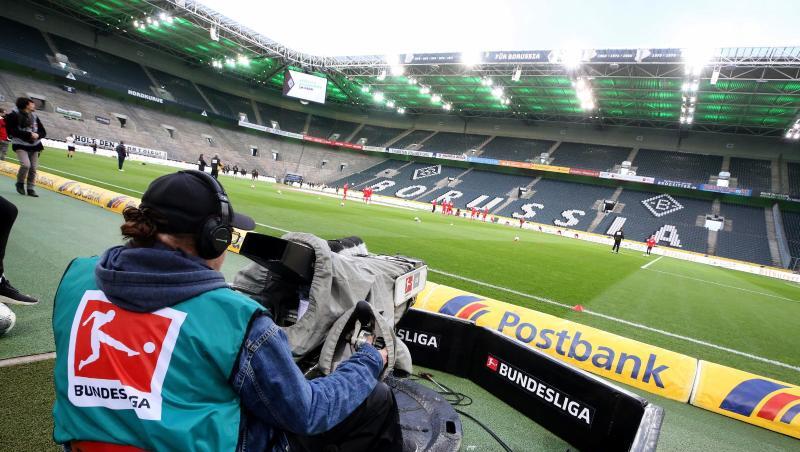 Am Wochenende startet die Bundesliga wieder mit Geisterspielen. Am Wochenende startet die Bundesliga wieder mit Geisterspielen.