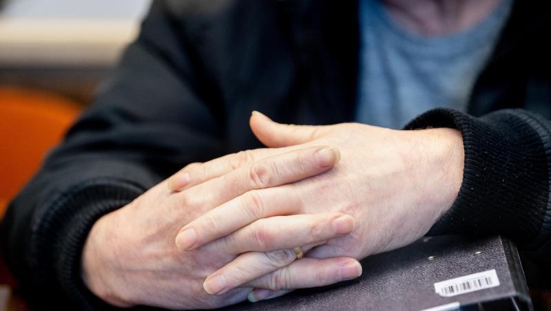 Ein wegen Mordes angeklagter Mann soll seine Ehefrau nach 17 gemeinsamen Jahren und nach der Trennung mit einem Kopfschuss getötet haben.