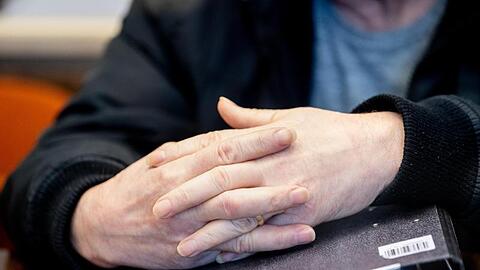 Ein wegen Mordes angeklagter Mann soll seine Ehefrau nach 17 gemeinsamen Jahren und nach der Trennung mit einem Kopfschuss getötet haben.