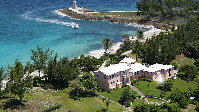 Ebenfalls ein Rückzugsort auf den Bahamas ist Little Whale Cay - die Insel ist 16,2 Hektar groß. Den Preis dafür gibt es nur auf Anfrage. Ebenfalls ein Rückzugsort auf den Bahamas ist Little Whale Cay - die Insel ist 16,2 Hektar groß. Den Preis dafür gibt es nur auf Anfrage.