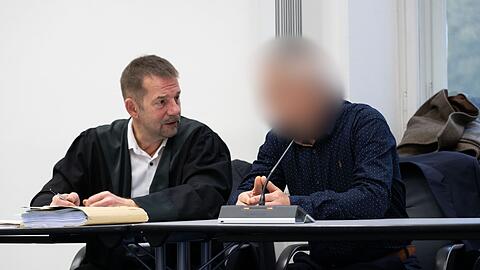 Im Prozess um mehrere Giftanschläge hat der Angeklagte (rechts) ein Geständnis abgelegt. (Archivbild)