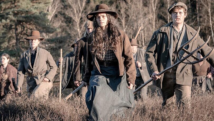 Johanna (Harriet Herbig-Matten, M.) lehnt sich mit ihrer Familie in "Schwarzes Gold" gegen die Ausbeutung durch die &Ouml;lindustrie auf.