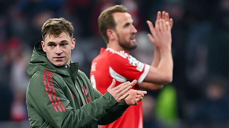 Das erste Etappenziel ist erreicht: Joshua Kimmich (l) und Harry Kane feiern den Einzug ins Achtelfinale.