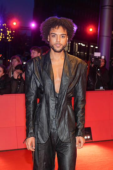 Lamin Leroy Gibba hat auf ein Hemd verzichtet: Diesen Trend sieht man auf den roten Teppichen immer &ouml;fter.