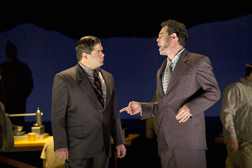 Richard Paul Fink (l.) als Edward Teller und Gerald Finley als J. Robert Oppenheimer in der Urauff&uuml;hrung "Doctor Atomic" 2005 in San Francisco. Die Oper spielt im Juli 1945 in der W&uuml;ste von New Mexico, in den letzten Tagen vor der Testz&uuml;ndung der ersten Atombombe. Hauptakteur ist Robert Oppenheimer, Leiter des Manhattan-Projects, der mit Kollegen wie Edward Teller Amerikas Wunderwaffe entwickelte.