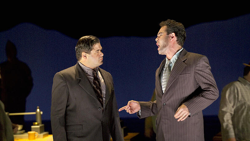 Richard Paul Fink (l.) als Edward Teller und Gerald Finley als J. Robert Oppenheimer in der Uraufführung "Doctor Atomic" 2005 in San Francisco. Die Oper spielt im Juli 1945 in der Wüste von New Mexico, in den letzten Tagen vor der Testzündung der ersten Atombombe. Hauptakteur ist Robert Oppenheimer, Leiter des Manhattan-Projects, der mit Kollegen wie Edward Teller Amerikas Wunderwaffe entwickelte. Richard Paul Fink (l.) als Edward Teller und Gerald Finley als J. Robert Oppenheimer in der Uraufführung "Doctor Atomic" 2005 in San Francisco. Die Oper spielt im Juli 1945 in der Wüste von New Mexico, in den letzten Tagen vor der Testzündung der ersten Atombombe. Hauptakteur ist Robert Oppenheimer, Leiter des Manhattan-Projects, der mit Kollegen wie Edward Teller Amerikas Wunderwaffe entwickelte.