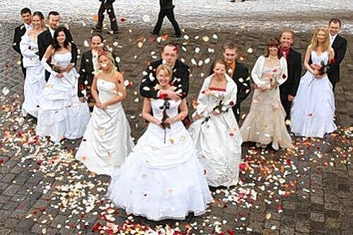 Sieben Paare posierten vor der Lorenzkirche. An der Spitze: Marika und Markus Bauschinger.