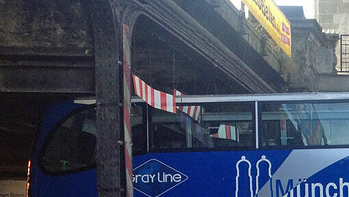 Die rot-weißen Anzeige-Bretter baumeln in den Fahrgastbereich: Der Bus ist für die Paul-Heyse-Unterführung zu hoch. Die rot-weißen Anzeige-Bretter baumeln in den Fahrgastbereich: Der Bus ist für die Paul-Heyse-Unterführung zu hoch.
