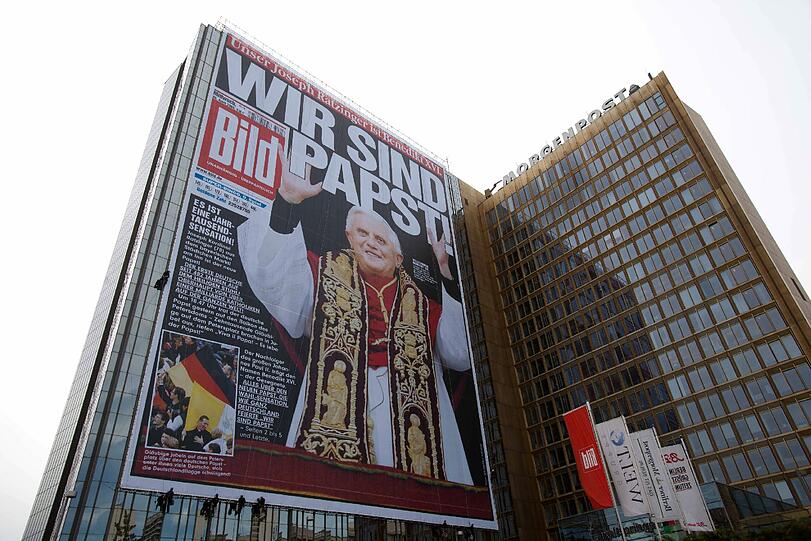 Größer ist immer besser: Der Titel der "Bild"-Zeitung vom 20. April 2005 ziert das 19-stöckige Gebäude des Axel-Springer-Verlags in Berlin.
