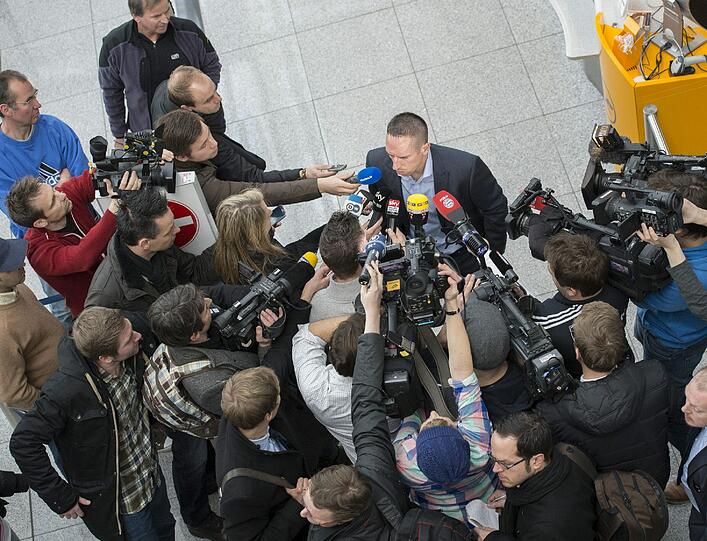Die Stars stellen sich den Fragen der zahlreichen Journalisten: hier Franck Ribéry.