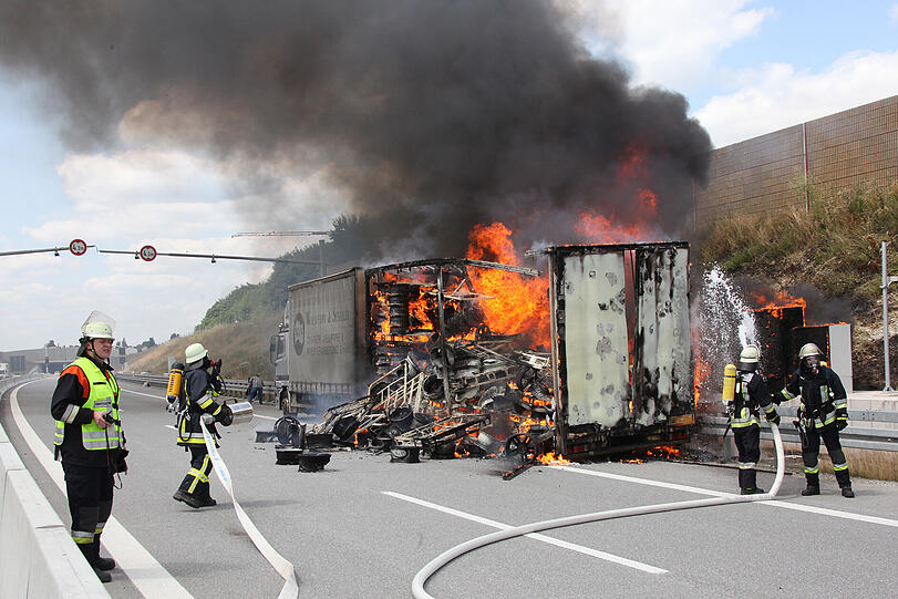 Spektakulärer Lkw-Brand auf der A94 &ndash; die Bilder vom Feuerwehreinsatz.