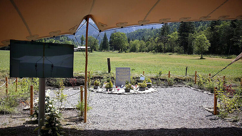 Genau vier Monate nach der Germanwings-Katastrophe findet eine Trauerfeier in der Nähe der Absturzstelle statt. Genau vier Monate nach der Germanwings-Katastrophe findet eine Trauerfeier in der Nähe der Absturzstelle statt.