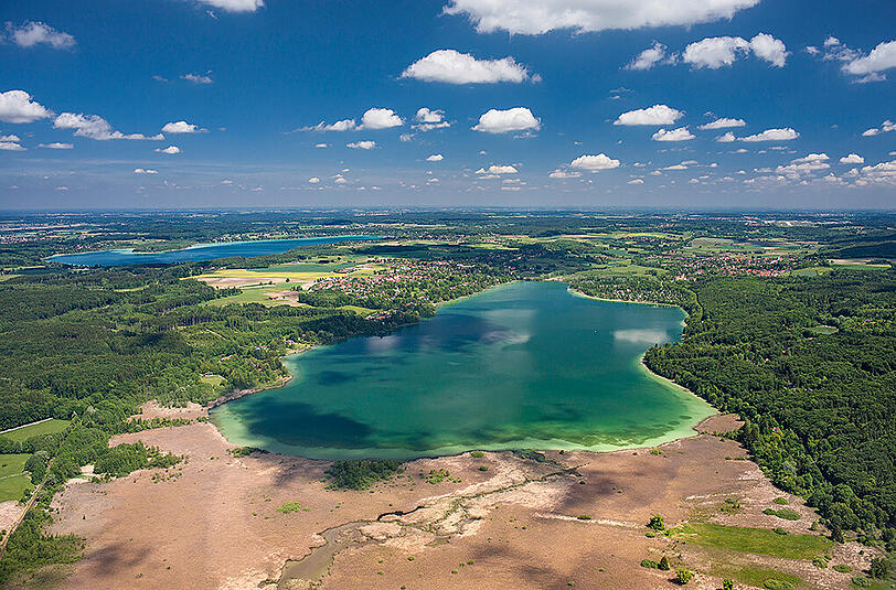Wie ein funkelndes Juwel: der Pilsensee &ndash; mit dem Herrschinger Moos an seiner Südseite.