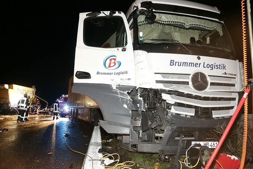 Die A3 glich einem Schlachtfeld: Bei dem Unfall krachten drei Lkws ineinander. Einer verlor dabei 23 Tonnen Salatöl.