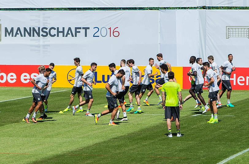 Zum Auftakt ließ Joachim Löw seine Spieler eine Runde laufen.