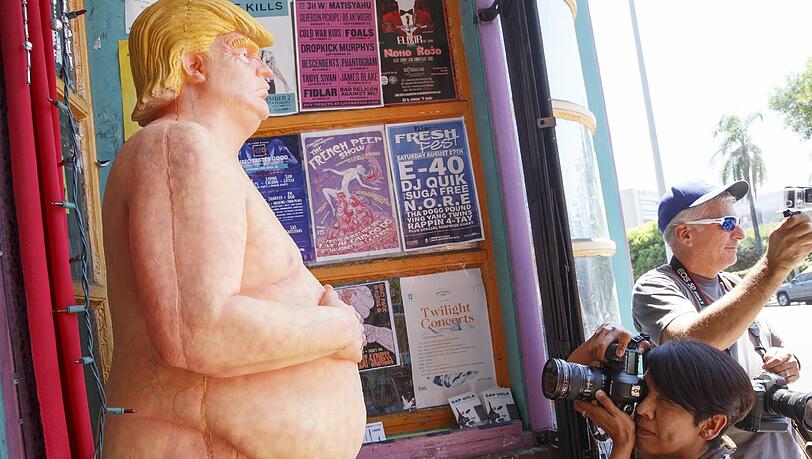 Die nackten Trump-Statuen bekommen auf jeden Fall viel Aufmerksamkeit. Foto: Eugene Garcia Die nackten Trump-Statuen bekommen auf jeden Fall viel Aufmerksamkeit. Foto: Eugene Garcia