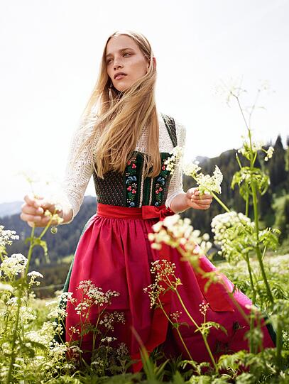 Zarte Spitze, filigrane Stickereien und Schürzen in kräftigen Beerentönen setzen modische Akzente bei traditionellen Looks