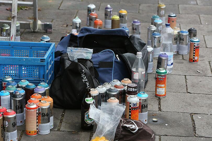 Die Farben gibt's im Spazialgeshcäft. Für das Drachenbild wurden Farben im Wert von etwa 150 Euro verbraucht.