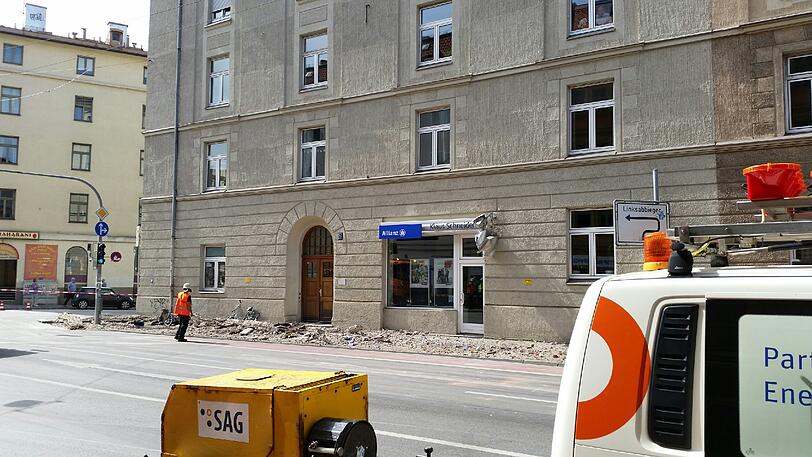 In der Kapuzinerstraße sind Teile eines Hausdachs einfach auf die Straße gefallen.