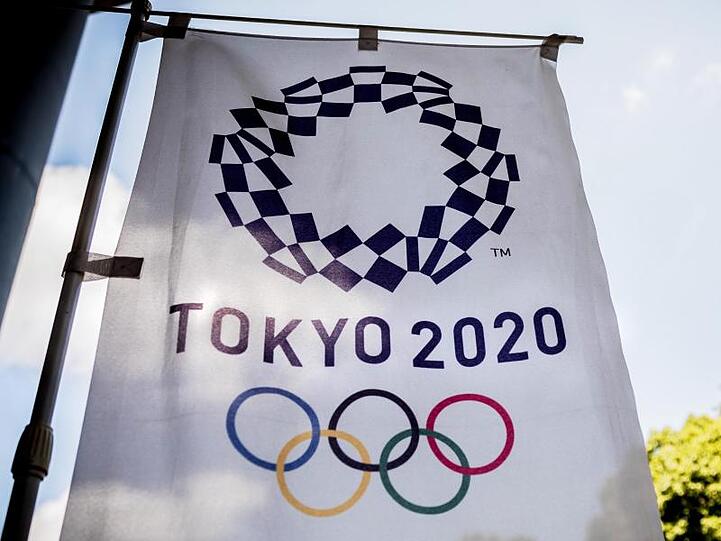 Das Logo für die Olympischen Sommerspiele Tokyo 2020 auf einer Fahne.