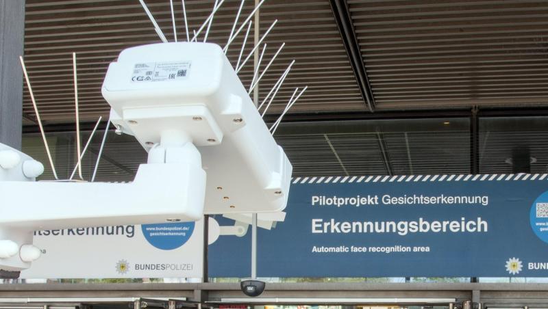 Gesichtserkennung im öffentlichen Raum: 2017 gab es am Bahnhof Südkreuz in Berlin eine Testphase. Gesichtserkennung im öffentlichen Raum: 2017 gab es am Bahnhof Südkreuz in Berlin eine Testphase.