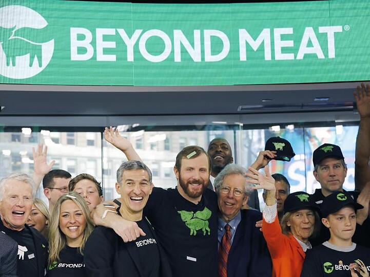 Beyond-Meat-Chef Ethan Brown (M) jubelt mit Mitarbeitern über den Börsengang des Fleischersatz-Herstellers.