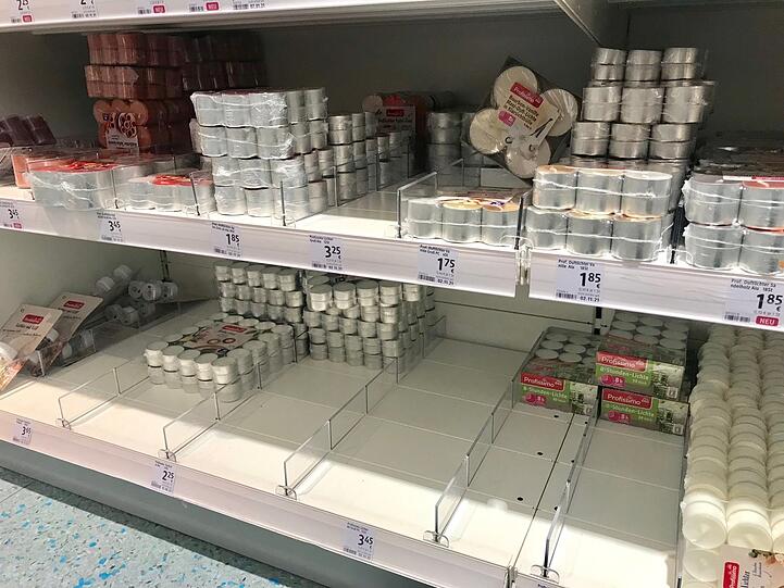 Diverse Löcher klaffen auch in einigen Drogerien in der Stadt. Nicht nur viele Waschmittel fehlen, auch bei den Teelichtern leert es sich.