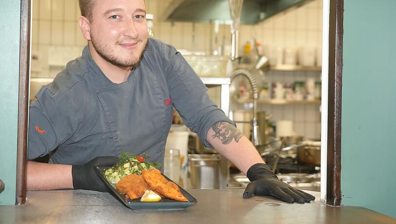Koch Deniz Wagner und das steirische Backhendl. Das ist jetzt schon der Renner bei den Gästen. Koch Deniz Wagner und das steirische Backhendl. Das ist jetzt schon der Renner bei den Gästen.
