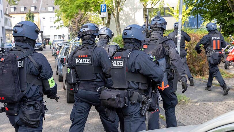 Eine Lehrerin wurde an der Schule verletzt.