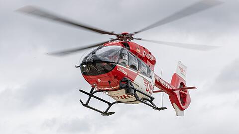 Ein Rettungshubschrauber brachte den schwer verletzten Mann ins Krankenhaus. (Symbolbild)
