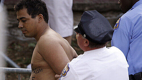 Juan J. Rodriguez, der Flitzer wird von der Polizei festgenommen Juan J. Rodriguez, der Flitzer wird von der Polizei festgenommen