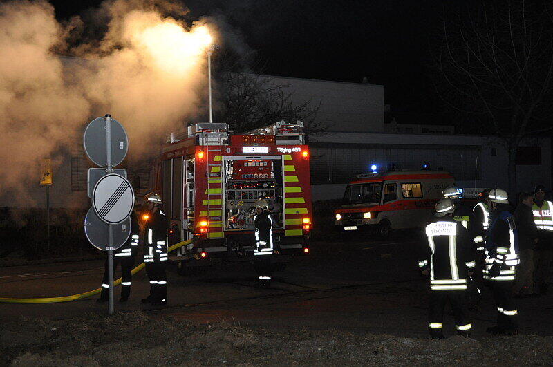 Ein Pkw brennt auf der AÖ2 in Töging am Inn. die Brandursache war vermutlich ein technischer Defekt. Personen wurden nicht verletzt.