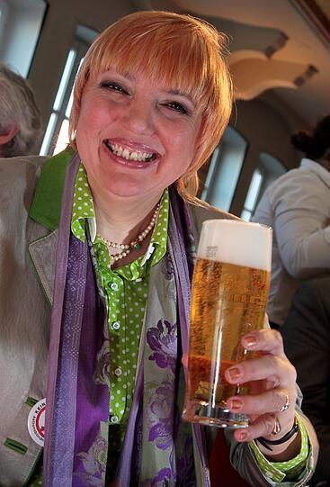 Bier und Politik - eine wundervolle Symbiose, zumindest am Aschermittwoch: Sehen Sie hier die Bilder des deftigen Polit-Klamauks mit OB Ude, Horst Seehofer, Claudia Roth und Co....