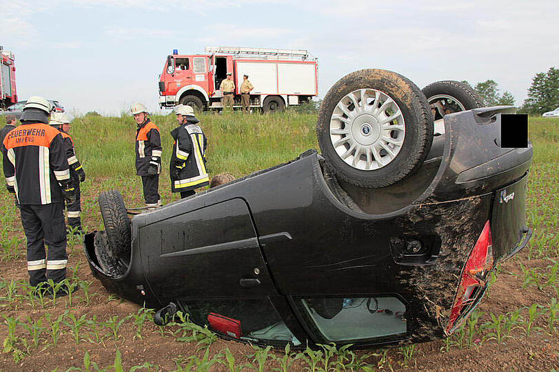 Unfall bei Ampfing: Ein Kleinwagen brettert durchs Bankett und landet auf einem Feld auf dem Dach. Der Fahrer wird nur leicht verletzt